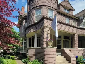 The Kings Throne Inn and Guest House