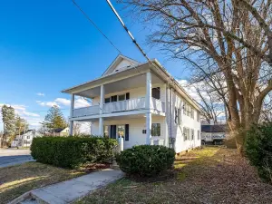 Home with King Bed Near UCONN & ECSU & Hospital