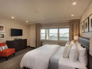 Fathoms Hotel & Marina