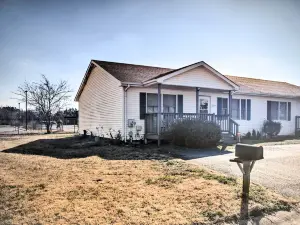 Milton Townhouse ~ 9 Mi to Delaware Bay!
