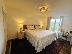 Lakefront: Hot Tub, Private Dock, Firepit, Kayaks, Fishing, Pet Friendly