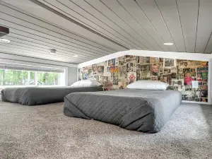 Delightful Cabin with Fire Pit and Hot-tub in Tracy City, Tennessee