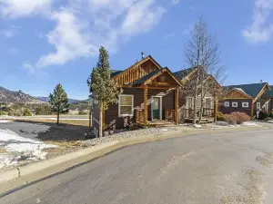 Jackstraw Mountain 32 2 Bedroom Condo by RedAwning