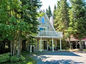 Aux Pignons Rouges Camping & Chalets