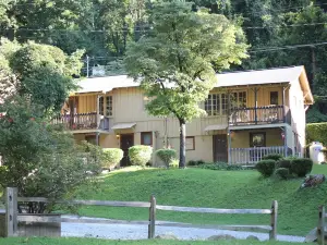 The Evening Shade River Lodge and Cabins