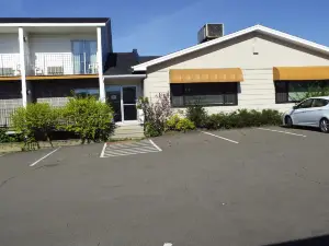 Four Seas Beach Motel