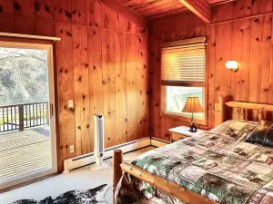 7 bedroom / 3 bath Lodge on Canoe Creek in Decorah