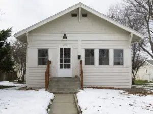 Charming Modern Cottage - Close to everything!