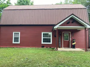 Unique barn shaped 2 bedroom cabin in Rogersville TN with AC, WiFi, dogs ok,