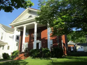 Historic District gem! Beautiful home, gorgeous decor, antiques-walk everywhere!