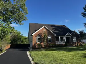 6000sf Luxury Home on Main Lake Cove – minutes off I-85