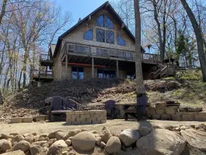 Fire pit! Hot tub! Game room! Kayaks!