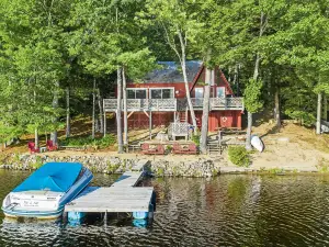 Sunset-Facing Cottage on Mendums Pond in Barrington, NH