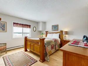 Lakefront condo on the golf course w/ sweeping views & beach access