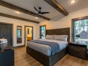 Teddy Bear's Retreat at Eagles Nest - New Pet Friendly Home with Hot Tub, Views, Firepit!