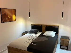 CYRUS HOTEL-HOUSE