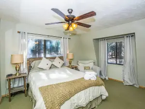 88 Acres Cottage in Big Bear w HotTub
