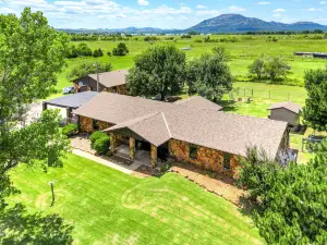 Spacious Country Home Near Ft Sill and Medicine Park