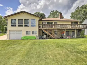 'Cumberland Retreat' w/ Lakefront Yard & Dock