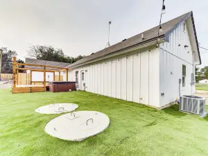 Texas Family Home w/ Hot Tub: 1 Mi to Lake Whitney