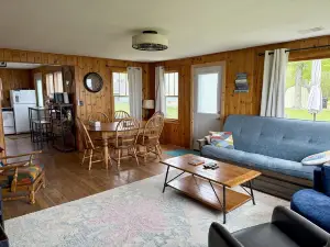 Charming 2-bedroom cabin on Shawano Lake, 30 minutes from Lambeau Field