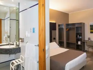City Hotel & Suites