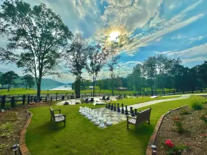 Lakefront Double Studio-Lake, Pool, Splash Pad, hot tub, fire pit, kayaks, etc!