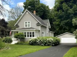 Quiet retreat walking distance to Downtown