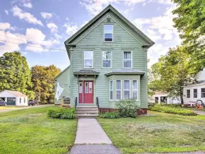 Comfortable, Charming Home Near Outdoor Adventure. Pet Friendly!