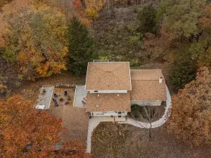 Finn's Hideaway - Secluded family home with river view