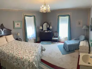 Raymond House Inn