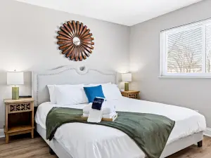 Modern Courtyard Haven - WiFi, Stylish Retreat, Amenities