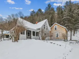 The Cozy Villager: 2 br w/ a/c in walkable Village location!