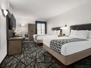 La Quinta Inn & Suites by Wyndham Cleveland Airport West