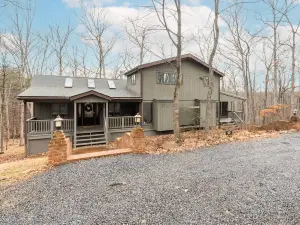 Serene Retreat - 4 Fireplaces, Fire Pit, Pool Access