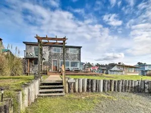 Coastal Retreat Deck, Ocean Views and Walk to Beach