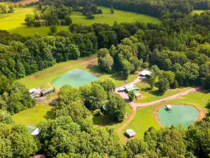 魅力新康科德小屋位於50英畝的農場上!