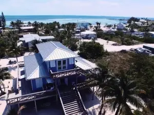 LUXURY EXECUTIVE ISLAND HOME W DOCK