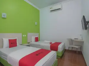 RedDoorz Plus Near Alun Alun Kuningan