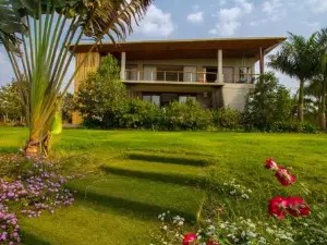 StayVista at Shubmann Villa with Pvt Pool & River View