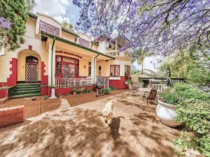 Amper Bo Guest House