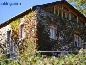 Maison charmante a Gembrie + Piscine partagee & vue montagne