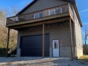 Bright 2-bedroom lake view home