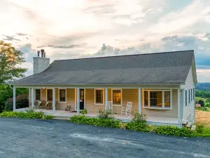 5BR Farmhouse☆King Size Bed☆Mountain View☆28 Acres