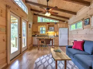 5 Star Cozy Cabin on Retreat-like Farm nr TIEC/Wineries