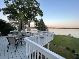 Charming 4Br/3BA Lakefront Home w/ Dock, Kayaks + Fire Pit – Ackerson Lake