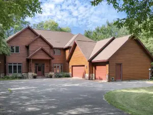 Wonderful Retreat - Enjoy holiday gatherings in this large, cozy cabin
