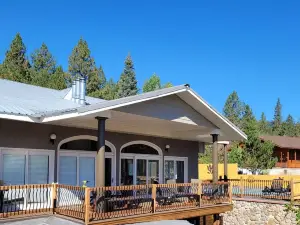 Snow Springs Pool House w/ PRIVATE heated, hotsprings pool! 5 bedrooms,Sleeps 15