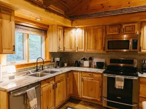 "Alpine Hills" Cozy Hideaway RRG Cabin w/ Hot Tub