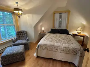 Bright beautiful clean 3br/2ba Lake House by Norway hiking, skiing & restaurants